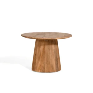De bijzettafel Mokka 60 Ø lichtbruin is een ronde houten tafel met een glad blad en een breed, taps toelopend onderstel met verticale groeven, afgebeeld tegen een effen witte achtergrond.