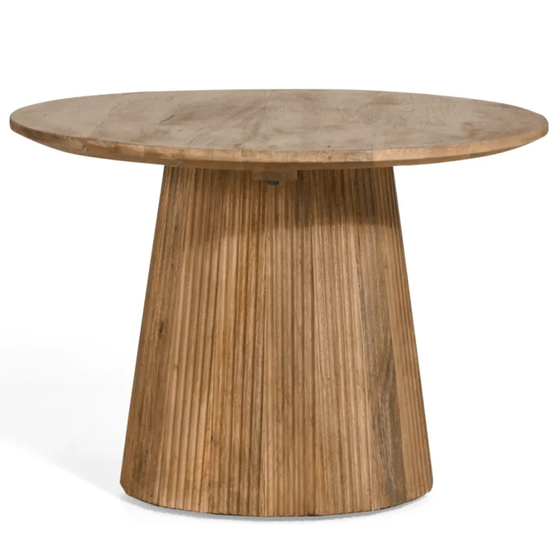 De bijzettafel Mokka 60 Ø lichtbruin heeft een rond, glad blad en een brede, taps toelopende voet met verticale groeven. De natuurlijke, lichtbruine houten afwerking geeft het geheel een moderne, minimalistische uitstraling.