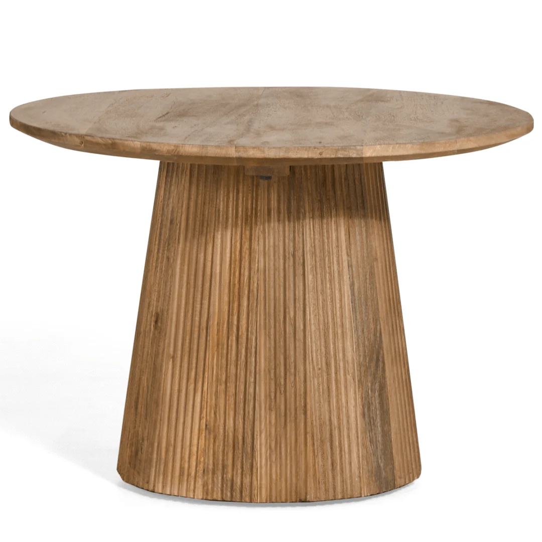 De bijzettafel Mokka 60 Ø lichtbruin heeft een rond, glad blad en een brede, taps toelopende voet met verticale groeven. De natuurlijke, lichtbruine houten afwerking geeft het geheel een moderne, minimalistische uitstraling.