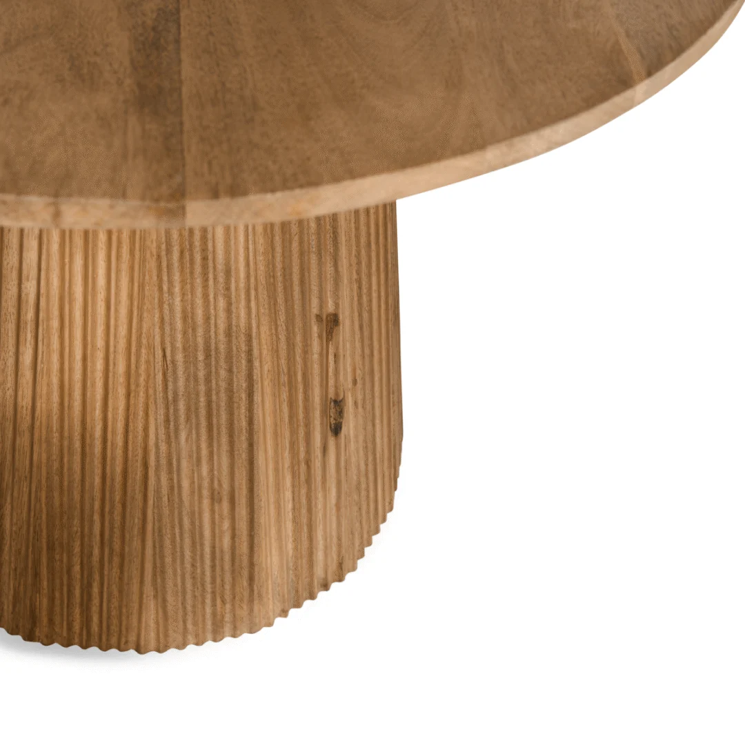 Close-up van de bijzettafel Mokka 60 Ø lichtbruin, met een rond blad en een geribbeld cilindervormig onderstel in natuurlijk hout dat de nerf en textuur benadrukt, tegen een witte achtergrond.