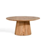 De bijzettafel 80 Ø lichtbruin heeft een glad rond houten blad en een breed geribbeld kegelvormig onderstel, tegen een effen witte achtergrond.