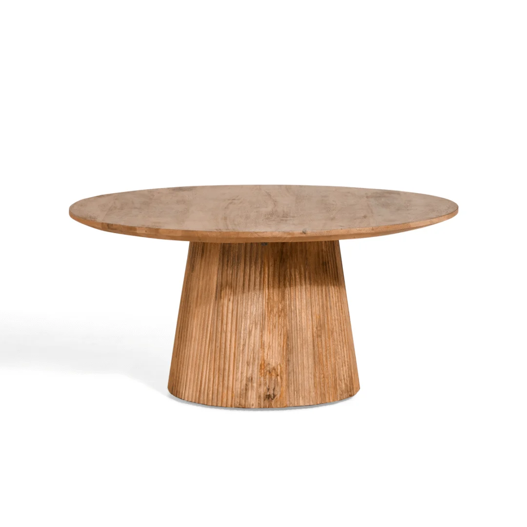 De bijzettafel 80 Ø lichtbruin heeft een glad rond houten blad en een breed geribbeld kegelvormig onderstel, tegen een effen witte achtergrond.