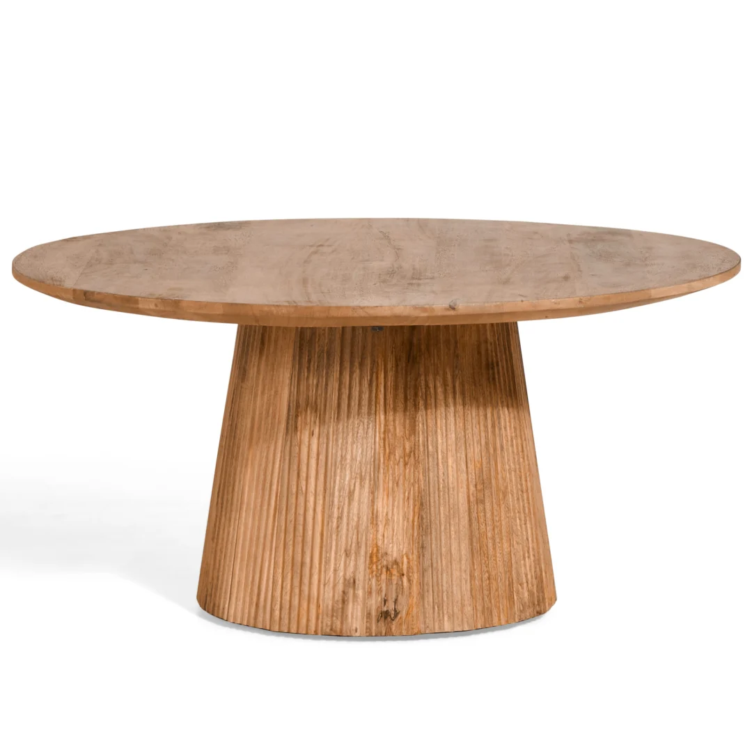 De bijzettafel 80 Ø lichtbruin heeft een glad, rond houten blad en een brede, taps toelopende, geribbelde basis, tegen een effen witte achtergrond.