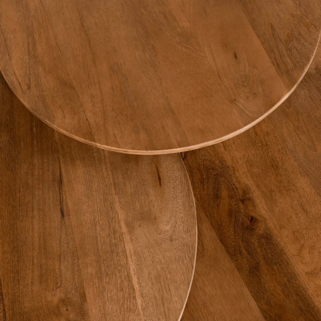 Close-up van twee overlappende bijzettafels 80 Ø lichtbruin blad op een houten vloer, elk met natuurlijke bruine houtnerfstructuur.