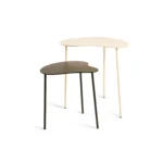 De Bijzettafel Sebas - Set van 2 heeft twee moderne, niervormige bijzettafels met elk drie slanke poten; één in een lichte afwerking achter de donkerbruine tafel op de voorgrond.