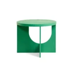 De bijzettafel Oscar - Groen Ø50cm is een klein, modern groen tafeltje met een rond blad en een geometrisch onderstel met een halfronde uitsparing en een enkele centrale steun.