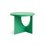 De bijzettafel Oscar - Groen Ø50cm is een compacte, moderne groene tafel met een rond blad en een geometrisch onderstel met een halfronde uitsparing.