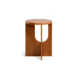 Bijzettafel Oscar - Walnoot Ø40cm is een kleine, ronde houten bijzettafel met een modern ontwerp, massief bovenblad en onderstel, een verticale verdeler en een halfronde uitsparing aan één kant.