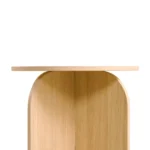 Bijzettafel Felix - Naturel Ø45 is een minimalistische houten bijzettafel met een plat rond blad en een gebogen, boogvormige voet tegen een effen witte achtergrond.