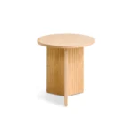 De Bijzettafel Kim - Naturel Ø43 is een klein, rond houten bijzettafeltje met een lichte afwerking en een kenmerkende kruisende lattenbodem, afgebeeld tegen een witte achtergrond.
