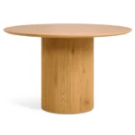 De Nora Eettafel - Ø120cm Naturel is een ronde houten tafel met een glad blad en een massief cilindervormig onderstel, afgewerkt in licht naturel hout.