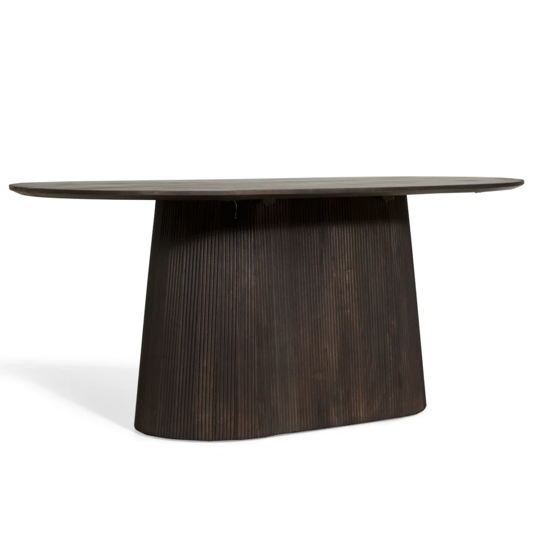 De Mokka Eettafel Donkerbruin 200cm is een moderne, donkerhouten ovale eettafel met een brede gecanneleerde voet en een glad, vlak tafelblad, afgebeeld tegen een witte achtergrond.