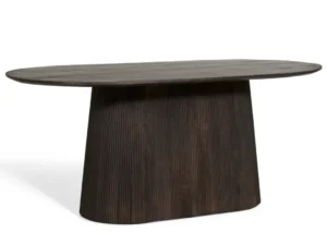 De Mokka Eettafel Donkerbruin 230cm is een moderne, donkerbruine houten eettafel met een ovaal blad en een brede, schuine voet met verticale groeven voor een geribbelde look.