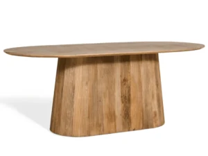 De Mokka Eettafel Lichtbruin 180cm is een moderne houten eettafel met een glad ovaal blad en een brede, gebogen voet met verticale groeven, afgewerkt in naturel lichtbruin.