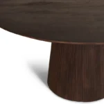 De Eettafel Verzamelobjecten 150 CM Rond is een ronde eettafel gemaakt van massief donkerbruin mangohout, met een glad blad en een breed cilindervormig onderstel, tegen een witte achtergrond.