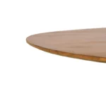 Een close-up van de rand van de Mokka Ronde Eettafel Lichtbruin (Ø150cm), een ronde, lichtbruine houten eettafel tegen een witte achtergrond.