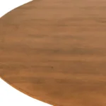 Een close-up van de Mokka Ronde Eettafel Lichtbruin (Ø150cm) benadrukt de gladde rand en de natuurlijke houtnerf, en laat de lichtbruine afwerking en het vakmanschap van de tafel zien.