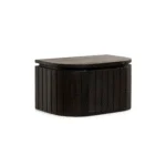 Het Nachtkastje is een klein, rechthoekig industrieel nachtkastje van donkerbruin mangohout met verticale lambrisering en een afgeronde voorkant, tegen een effen witte achtergrond.