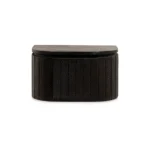 Het Nachtkastje is een compact nachtkastje van donkerbruin mangohout met een industriële stijl, met een afgeronde voorkant, platte achterkant en een passend deksel.