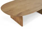 De Salontafel 78 x 38 CM Mangohout Design is een moderne, ovaalvormige houten salontafel met dikke, platte poten en een glad oppervlak, tegen een witte achtergrond.