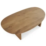De Salontafel 78 x 38 CM Mangohout Design is een ovale houten salontafel met een glad oppervlak en schuine poten tegen een witte achtergrond.