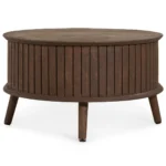 De Salontafel 65 CM Rond is een ronde houten salontafel met verticale zijlatten, vier schuine poten en een donkerbruine afwerking.
