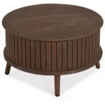 De Salontafel 65 CM Rond is een ronde, bruine houten salontafel met verticale latten rond de zijkanten en vier schuine poten.