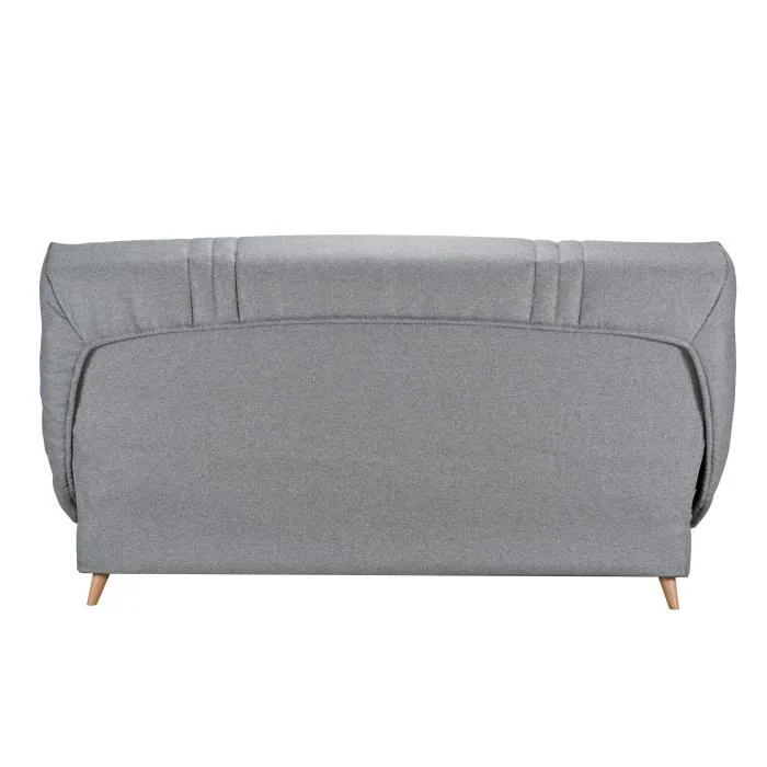 Achterkant lichtgrijze slaapbank met houten poten, gezien in een witte studio. De zachte stof heeft verticale stiksels aan de bovenkant.