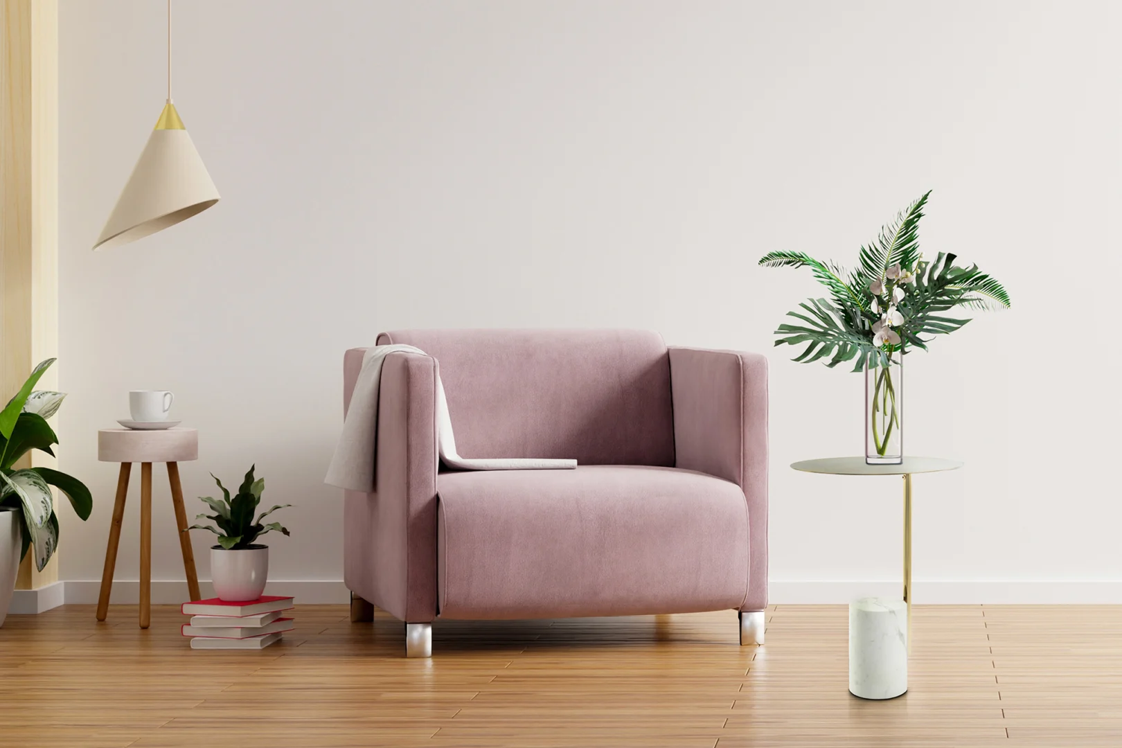 Een moderne woonkamer met een lichtroze fauteuil, hanglamp, Bijzettafel Wit Rond Marmer Chique met daarop een vaas met groene bladeren en potplanten op de houten vloer tegen een effen witte muur.