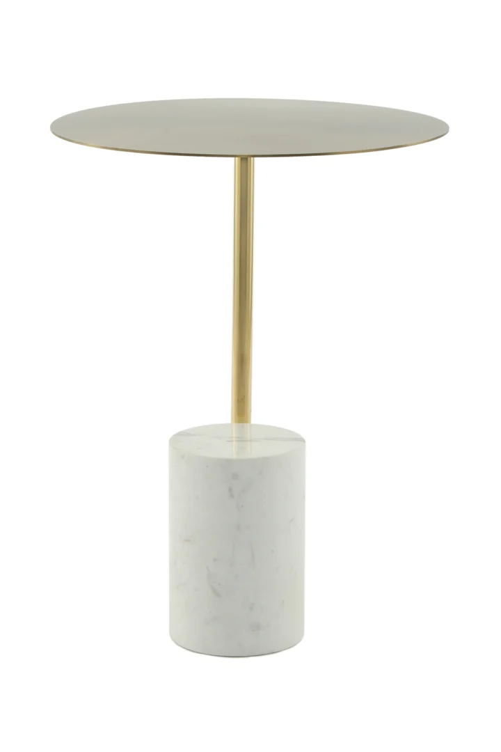 De Bijzettafel Wit Rond Marmer Chique heeft een modern, rond, dun metallic gouden blad, een gouden verticale steun en een cilindrische wit marmeren voet, tegen een effen witte achtergrond.