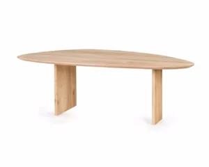 De Eettafel - Eikenhout - Kiezelvorm - Natuurlijk van Viev heeft een modern ontwerp met een ovaal blad en twee platte, verticale poten in een licht eiken afwerking, tegen een witte achtergrond.