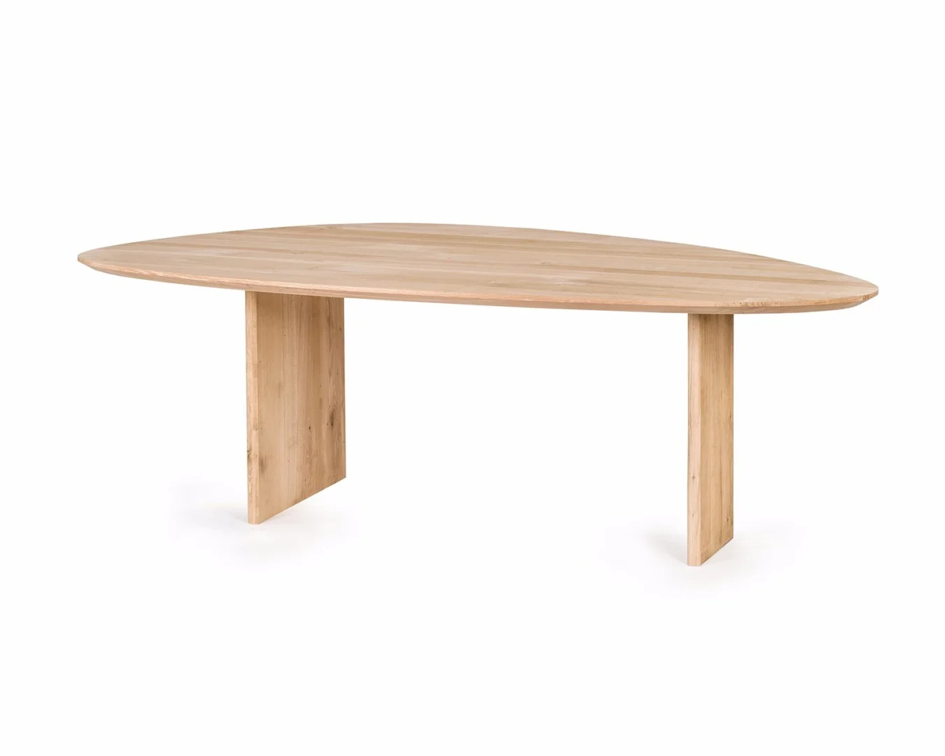 De Eettafel - Eikenhout - Kiezelvorm - Natuurlijk van Viev heeft een modern ontwerp met een ovaal blad en twee platte, verticale poten in een licht eiken afwerking, tegen een witte achtergrond.