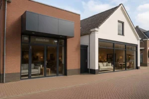 Showroom met harde en zachte stoelen. Is een harde of zachte stoel beter tegen rugpijn?