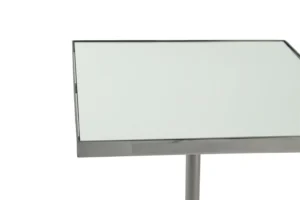 De Bijzettafel Staal Modern is een metalen standaard met een rechthoekig, blanco, wit bord bovenop, tegen een effen witte achtergrond.