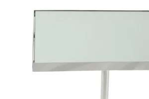 Een close-up van de Bijzettafel Zilver Rond Staal Modern, een moderne ronde stalen bijzettafel met een strakke metalen rand, tegen een effen witte achtergrond.