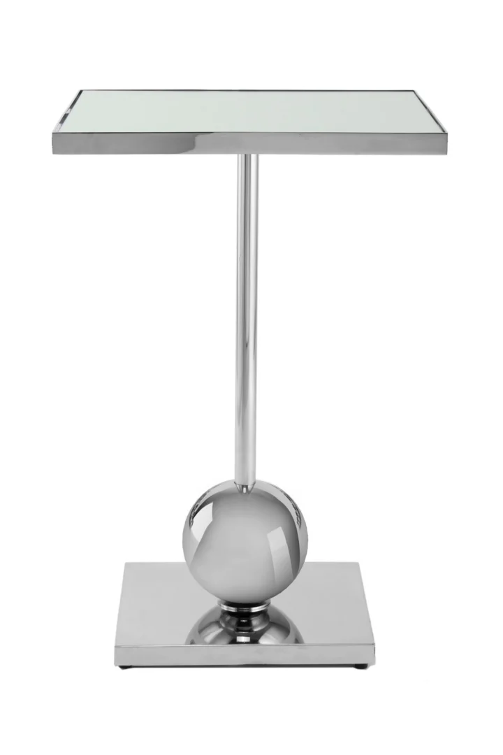 De Bijzettafel Zilver Rond Staal Modern heeft een strak, minimalistisch ontwerp met een vierkant glazen blad, een enkele metalen paal, een metalen bolvoet en een rechthoekig metalen plateau voor een stevige ondersteuning.