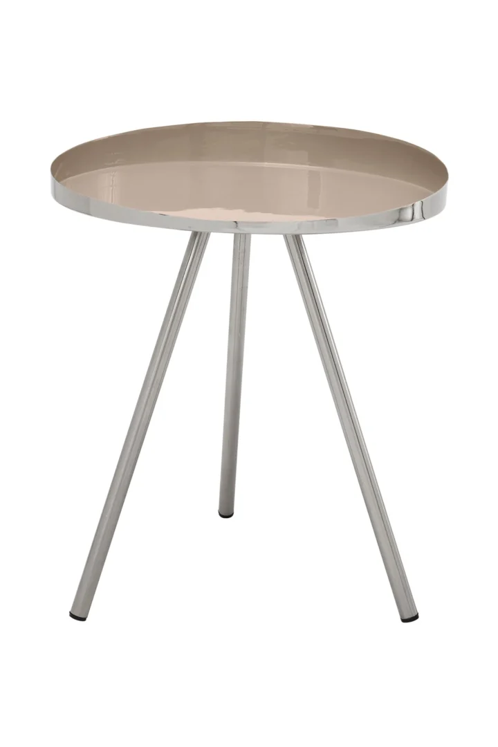 De Bijzettafel Taupe Ijzer Compact is een kleine, ronde bijzettafel met een glanzend beige blad en drie schuine metalen poten, die een modern minimalistisch ontwerp laten zien.