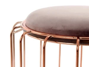 Een close-up van de Bijzettafel Glas, met een rond, pluche, lichtgrijs kussen en een glanzend roségoud metalen frame, weergegeven op een witte achtergrond.