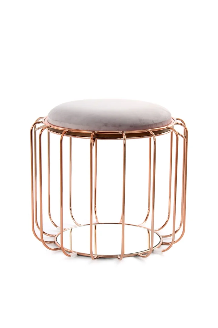 De Bijzettafel Glas heeft een modern rond ontwerp met een roségoud metalen draadframe en een grijze zitting met kussens. De open, luchtige uitstraling wordt benadrukt door verticale spijlen die de basis en zijkanten vormen.