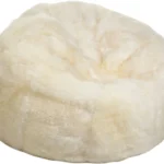 De Zitzak Schapenvacht Lang Wol Wit Medium is een middelgrote, crèmekleurige zitzak van imitatiebont met een zachte, donzige textuur en een gezellige, ronde vorm voor comfortabel zitten.