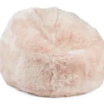 De Zitzak Schapenvacht Lang Wol Roze is een grote, ronde zitzak van zacht, lichtroze imitatiebont met een pluche en knusse uitstraling.