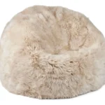 De Zitzak Schapenvacht Lang Wol Beige is een grote, pluche zitzak in beige, met zacht en donzig imitatiebont voor een gezellige, uitnodigende uitstraling.