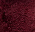 Close-up van de Zitzak Schapenvacht Lang Wol Paars, met een zachte, pluizige, paarse imitatiebonttextuur.