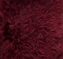 Close-up van de Zitzak Schapenvacht Lang Wol Paars, met een zachte, pluizige, paarse imitatiebonttextuur.