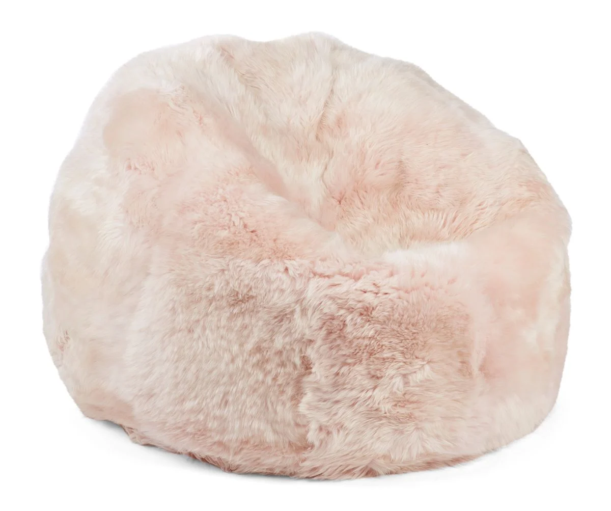 De Zitzak Schapenvacht Lang Wol Roze Deens is een grote, ronde zitzak in lichtroze, bekleed met zacht, pluche imitatiebont dat er ongelooflijk knus en uitnodigend uitziet.