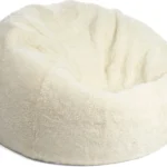 De Zitzak Schapenvacht Kort Wol Wit is een grote, ronde, witte zitzak met een zacht, gestructureerd oppervlak, afgebeeld op een effen witte achtergrond.