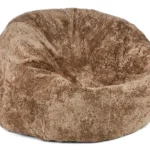 De Zitzak Schapenvacht Kort Wol Taupe Medium is een middelgrote, ronde zitzak in taupe met een zachte, korte wollen textuur, afgebeeld op een witte achtergrond.