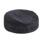 De Zitzak 100% Lamsvacht Kort Wol Grijs is een ronde, pluche zitzak in donkergrijs met een zacht, gestructureerd stoffen oppervlak, afgebeeld tegen een effen witte achtergrond.