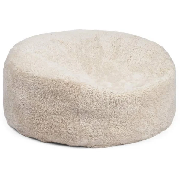 De Zitzak Schapenvacht Rond Kort Wol Beige is een rond, pluche beige bed met zachte, donzige korte wol en een gezellige centrale onderdruk.