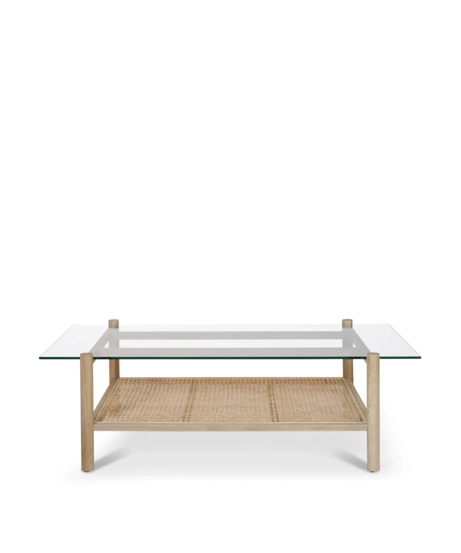 De Salontafel 69 x 37 CM is een moderne, minimalistische rechthoekige salontafel met een helder glazen blad, licht houten frame en een geweven rotan plank eronder, hier getoond tegen een witte achtergrond.